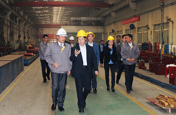 西安市委常委、常務(wù)副市長(zhǎng)岳華峰蒞臨西瑪電機(jī)調(diào)研指導(dǎo)。