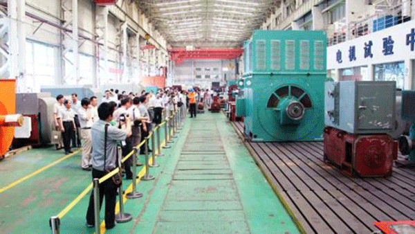 西安泰富西瑪電機成功開發(fā)YR系列4500KW大型廢鋼鐵破碎電機。